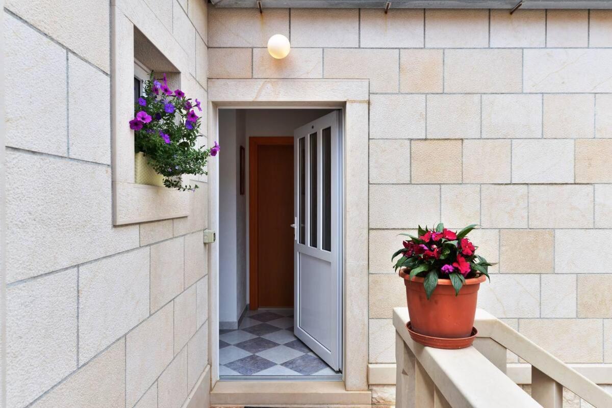 Apartments Katarina Бол Екстер'єр фото
