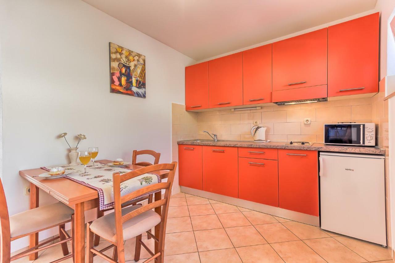 Apartments Katarina Бол Екстер'єр фото