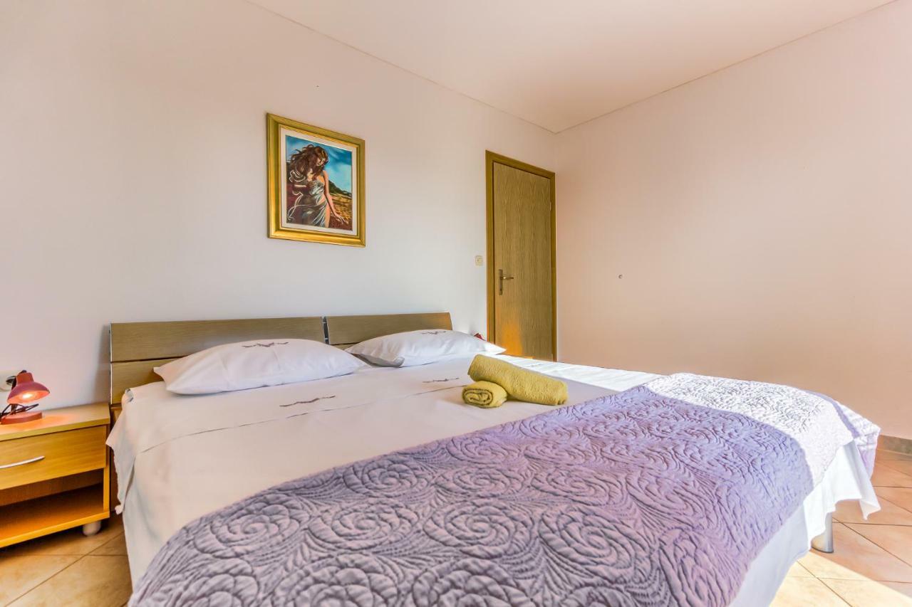 Apartments Katarina Бол Екстер'єр фото